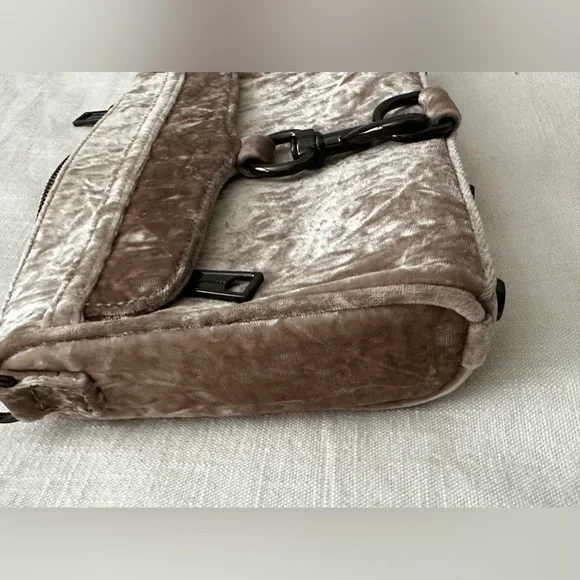 Rebecca Minkoff crossbody bag. - Picture 4 of 10